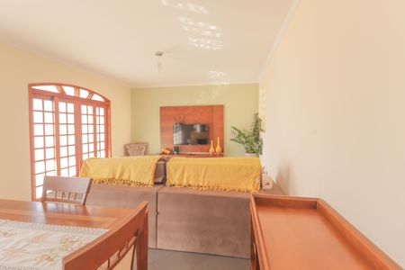 Casa à venda com 359m², 4 quartos e 6 vagas Casa à venda com 359m², 4 quartos e 6 vagasSala