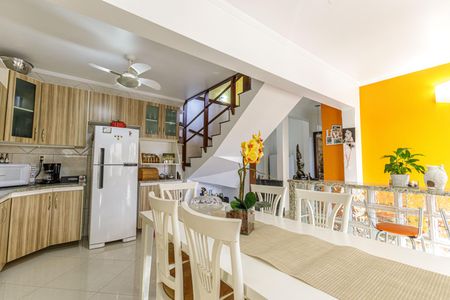 Casa à venda com 229m², 3 quartos e 3 vagas Casa à venda com 229m², 3 quartos e 3 vagasCozinha