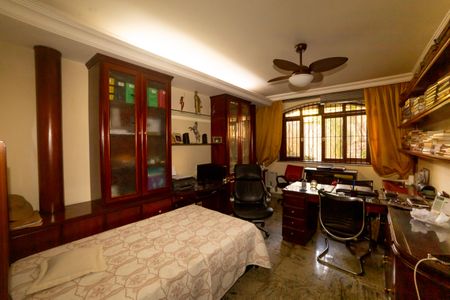 Casa à venda com 360m², 4 quartos e 4 vagasEscritório