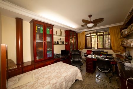 Casa à venda com 360m², 4 quartos e 4 vagasEscritório