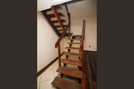 Casa à venda com 200m², 3 quartos e 3 vagasEscada