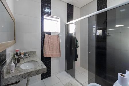 Casa à venda com 360m², 5 quartos e 5 vagasBanheiro da suíte