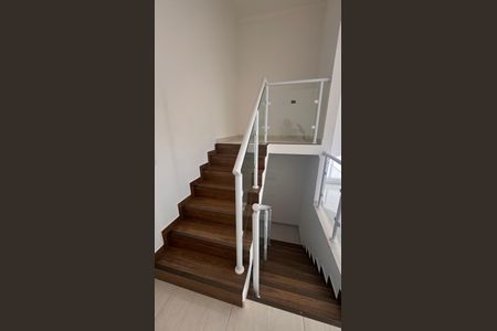 Casa à venda com 120m², 3 quartos e 2 vagasEscada