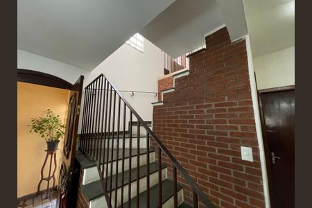 Casa à venda com 200m², 3 quartos e 2 vagasEscada