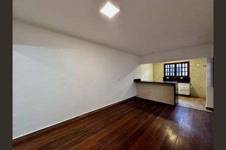 Casa para alugar com 170m², 3 quartos e 2 vagas Casa para alugar com 170m², 3 quartos e 2 vagasSala