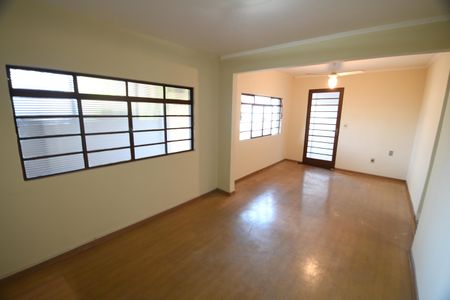 Casa à venda com 200m², 3 quartos e 3 vagasSala