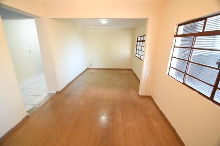Casa à venda com 200m², 3 quartos e 3 vagasSala