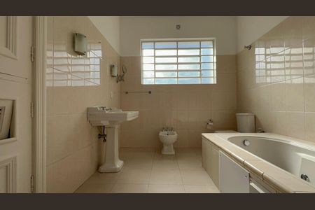 Casa para alugar com 400m², 3 quartos e 7 vagasBanheiro