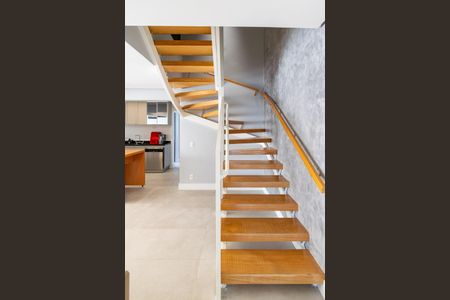 Apartamento para alugar com 240m², 3 quartos e 3 vagas Apartamento para alugar com 240m², 3 quartos e 3 vagasEscadas