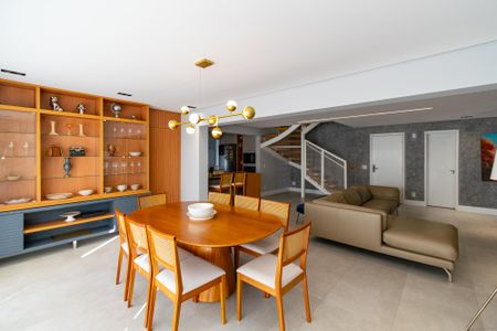 Apartamento para alugar com 240m², 3 quartos e 3 vagas Apartamento para alugar com 240m², 3 quartos e 3 vagasVaranda