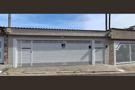 Casa à venda com 150m², 3 quartos e 2 vagas Casa à venda com 150m², 3 quartos e 2 vagasFachada