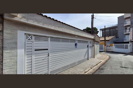 Casa à venda com 150m², 3 quartos e 2 vagas Casa à venda com 150m², 3 quartos e 2 vagasFachada