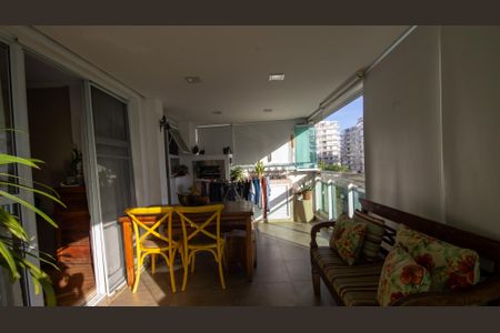 Apartamento à venda com 132m², 4 quartos e 2 vagasVaranda