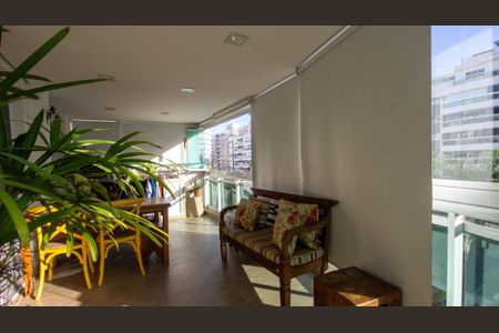 Apartamento à venda com 132m², 4 quartos e 2 vagasVaranda