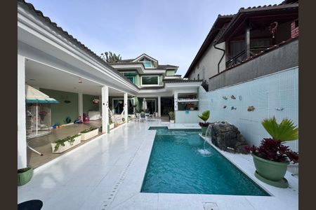 Casa de condomínio à venda com 280m², 4 quartos e 3 vagas Casa de condomínio à venda com 280m², 4 quartos e 3 vagasÁrea externa