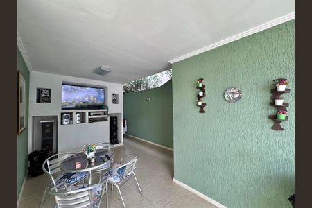 Casa de condomínio à venda com 280m², 4 quartos e 3 vagas Casa de condomínio à venda com 280m², 4 quartos e 3 vagasÁrea externa