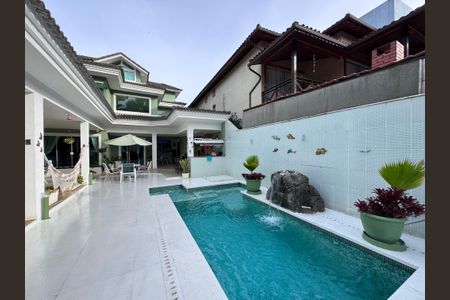 Casa de condomínio à venda com 280m², 4 quartos e 3 vagas Casa de condomínio à venda com 280m², 4 quartos e 3 vagasÁrea externa