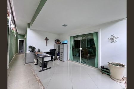 Casa de condomínio à venda com 280m², 4 quartos e 3 vagas Casa de condomínio à venda com 280m², 4 quartos e 3 vagasÁrea externa
