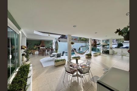 Casa de condomínio à venda com 280m², 4 quartos e 3 vagas Casa de condomínio à venda com 280m², 4 quartos e 3 vagasÁrea externa