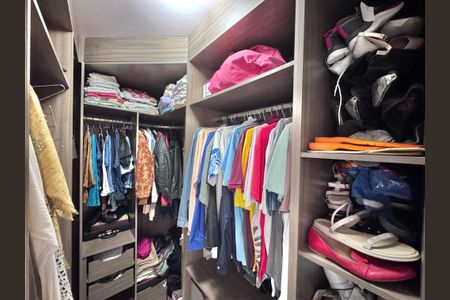 Casa de condomínio à venda com 280m², 4 quartos e 3 vagas Casa de condomínio à venda com 280m², 4 quartos e 3 vagasSuíte master - closet