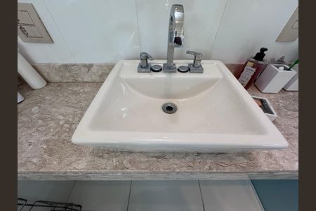 Casa de condomínio à venda com 280m², 4 quartos e 3 vagas Casa de condomínio à venda com 280m², 4 quartos e 3 vagasSótão - banheiro