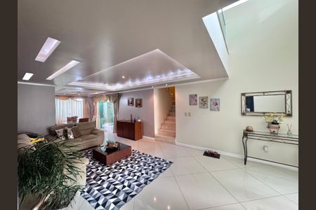 Casa de condomínio à venda com 280m², 4 quartos e 3 vagas Casa de condomínio à venda com 280m², 4 quartos e 3 vagasSala