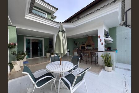 Casa de condomínio à venda com 280m², 4 quartos e 3 vagas Casa de condomínio à venda com 280m², 4 quartos e 3 vagasÁrea externa