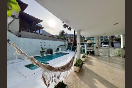 Casa de condomínio à venda com 280m², 4 quartos e 3 vagas Casa de condomínio à venda com 280m², 4 quartos e 3 vagasÁrea externa