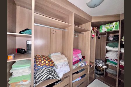 Casa de condomínio à venda com 280m², 4 quartos e 3 vagas Casa de condomínio à venda com 280m², 4 quartos e 3 vagasSuite 2 - canadense - closet