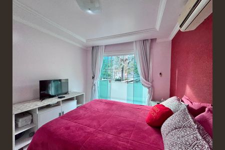 Casa de condomínio à venda com 280m², 4 quartos e 3 vagas Casa de condomínio à venda com 280m², 4 quartos e 3 vagasSuíte master