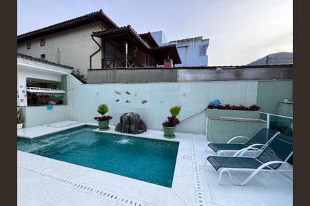 Casa de condomínio à venda com 280m², 4 quartos e 3 vagas Casa de condomínio à venda com 280m², 4 quartos e 3 vagasÁrea externa