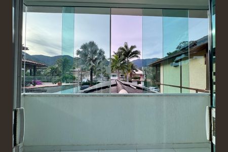 Casa de condomínio à venda com 280m², 4 quartos e 3 vagas Casa de condomínio à venda com 280m², 4 quartos e 3 vagasSuíte master - varanda