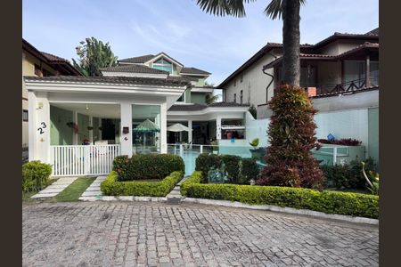 Casa de condomínio à venda com 280m², 4 quartos e 3 vagas Casa de condomínio à venda com 280m², 4 quartos e 3 vagasÁrea comum