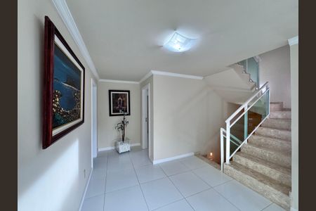 Casa de condomínio à venda com 280m², 4 quartos e 3 vagas Casa de condomínio à venda com 280m², 4 quartos e 3 vagasHall Íntimo