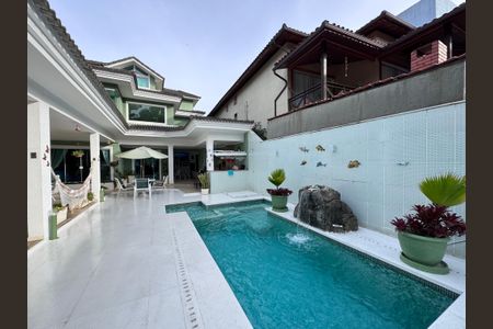 Casa de condomínio à venda com 280m², 4 quartos e 3 vagas Casa de condomínio à venda com 280m², 4 quartos e 3 vagasÁrea externa