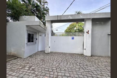 Casa de condomínio à venda com 280m², 4 quartos e 3 vagas Casa de condomínio à venda com 280m², 4 quartos e 3 vagasFachada