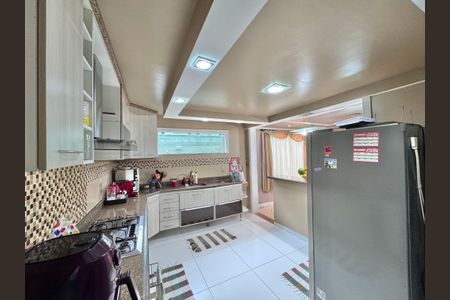 Casa de condomínio à venda com 280m², 4 quartos e 3 vagas Casa de condomínio à venda com 280m², 4 quartos e 3 vagasCozinha