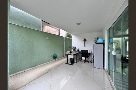 Casa de condomínio à venda com 280m², 4 quartos e 3 vagas Casa de condomínio à venda com 280m², 4 quartos e 3 vagasÁrea externa