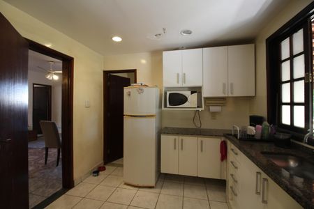 Casa de condomínio à venda com 374m², 4 quartos e 2 vagasCasa 1: Cozinha