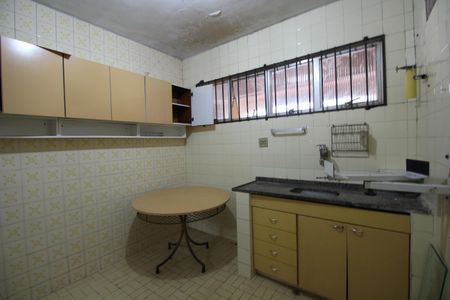 Casa de condomínio à venda com 374m², 4 quartos e 2 vagasCasa 2: Cozinha