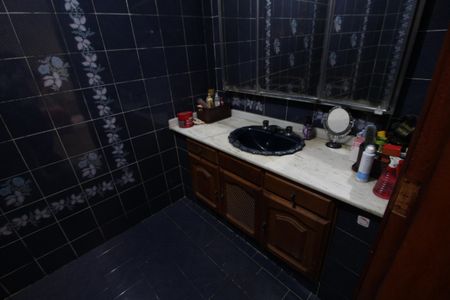 Casa de condomínio à venda com 374m², 4 quartos e 2 vagasCasa 1: Quarto 2 - Banheiro