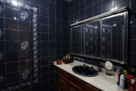 Casa de condomínio à venda com 374m², 4 quartos e 2 vagasCasa 1: Quarto 2 - Banheiro