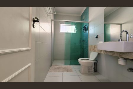 Casa de condomínio à venda com 275m², 3 quartos e 4 vagasBanheiro