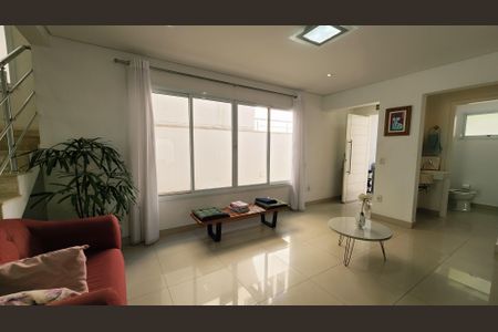 Casa de condomínio à venda com 275m², 3 quartos e 4 vagasSala