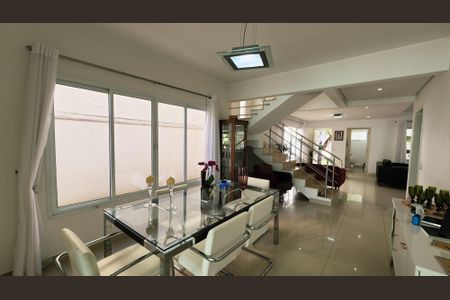 Casa de condomínio à venda com 275m², 3 quartos e 4 vagasSala