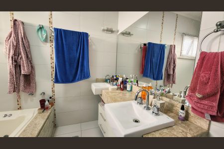 Casa de condomínio à venda com 275m², 3 quartos e 4 vagasBanheiro da Suíte 1