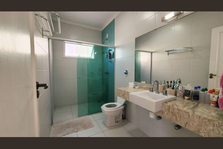 Casa de condomínio à venda com 275m², 3 quartos e 4 vagasBanheiro