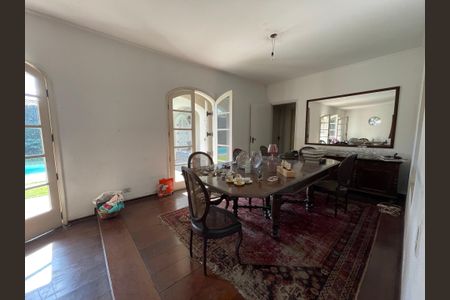 Casa à venda com 367m², 5 quartos e 2 vagas Casa à venda com 367m², 5 quartos e 2 vagasSala