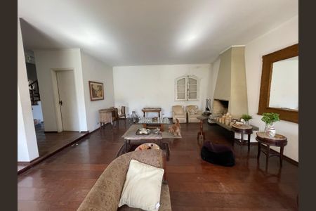 Casa à venda com 367m², 5 quartos e 2 vagas Casa à venda com 367m², 5 quartos e 2 vagasSala