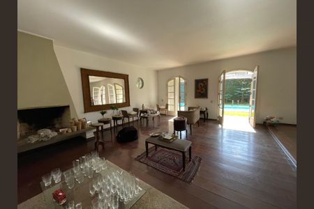 Casa à venda com 367m², 5 quartos e 2 vagas Casa à venda com 367m², 5 quartos e 2 vagasSala